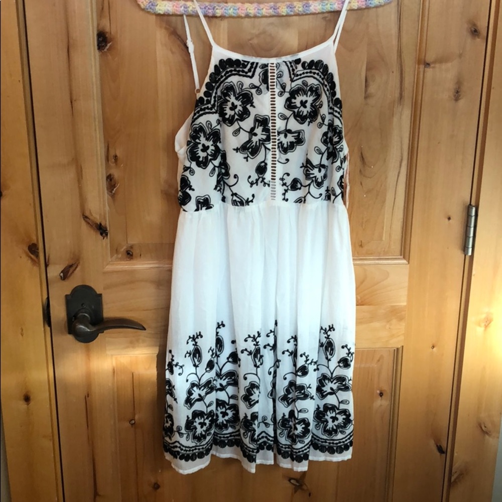 Black and White Floral Lace Dress - Picture 4 of 7